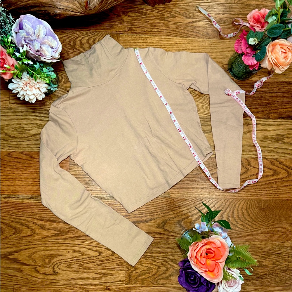 🐢Cropped Turtleneck Long Sleeve Shirt in Tan Size Small✨
